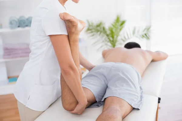 Bacak masaj yapıyor hastasını için fizyoterapist — Stok fotoğraf