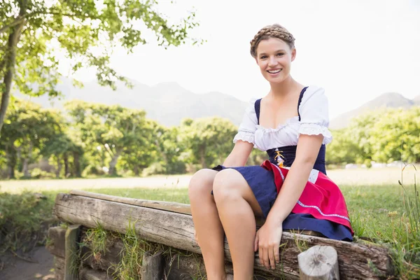 Oktoberfest tjej ler mot kameran — Stockfoto