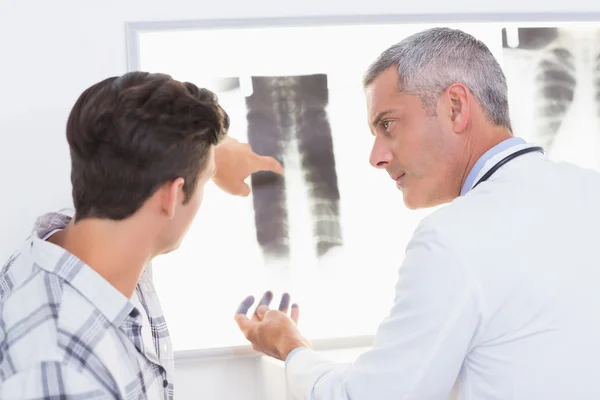 Docteur expliquant les rayons X à son patient — Photo