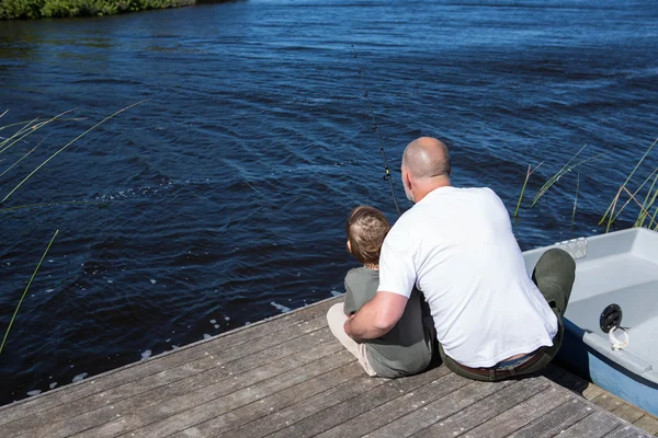 Homme heureux assis avec son fils — Photo