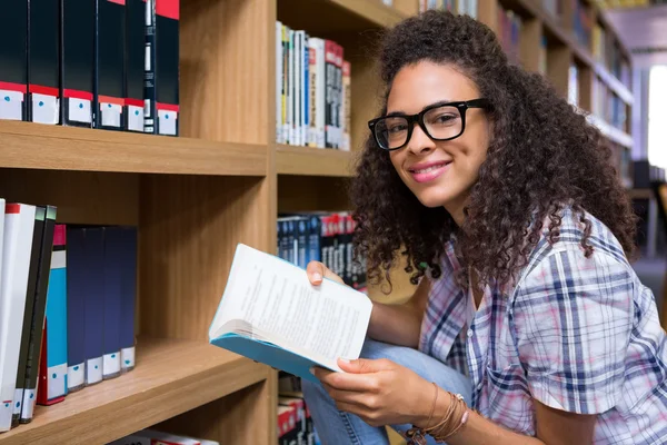 Student lezing boek in bibliotheek — Stockfoto