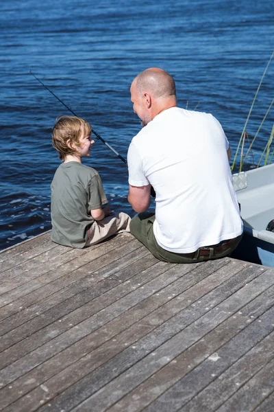 快乐的人和他的儿子一起钓鱼 — 图库照片