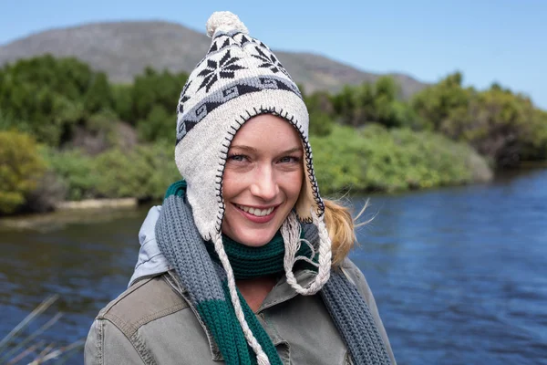 Felice donna casuale in un lago — Foto Stock