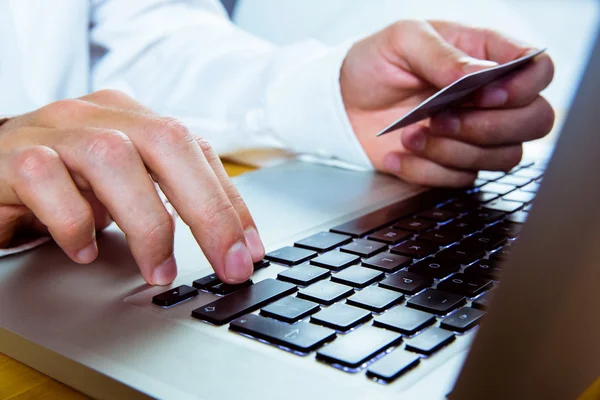 Uomo utilizzando il computer portatile per lo shopping online — Foto Stock