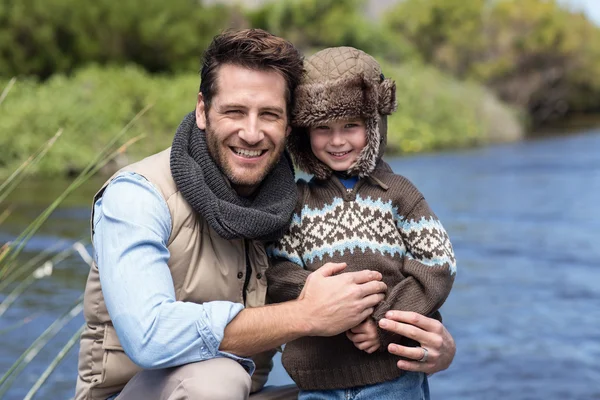 Mutlu rahat baba ve oğul bir gölde — Stok fotoğraf