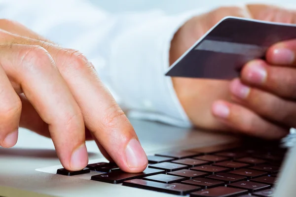 Az ember laptopot használ az online vásárláshoz — Stock Fotó