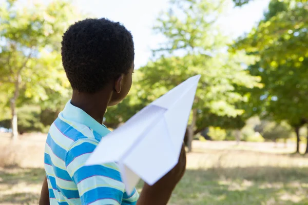Netter kleiner Junge mit Papierflugzeug — Stockfoto