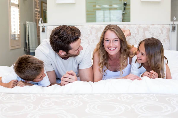 Kameraya gülümseyen mutlu bir aile — Stok fotoğraf