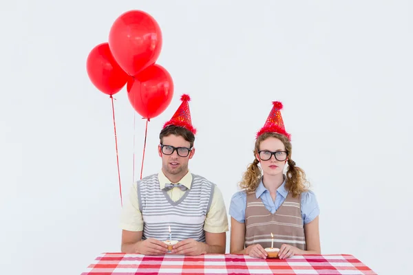 Geeky hipster casal comemorando seu aniversário — Fotografia de Stock