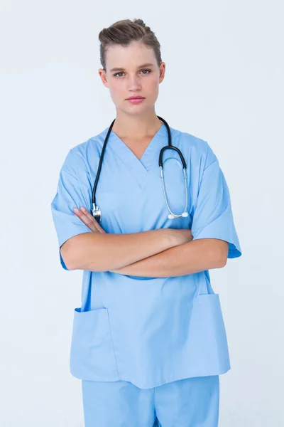 Серьёзная медсестра смотрит в камеру — стоковое фото