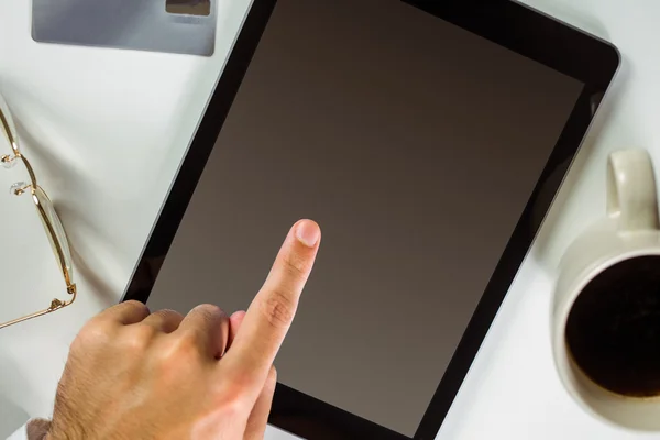 Mann benutzt seinen Tablet-PC — Stockfoto