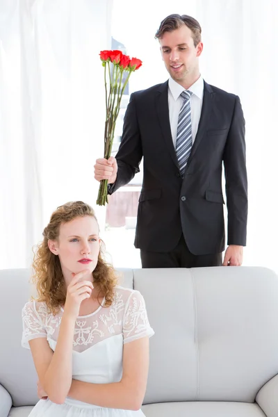 Empresário feliz dando rosas para sua namorada — Fotografia de Stock