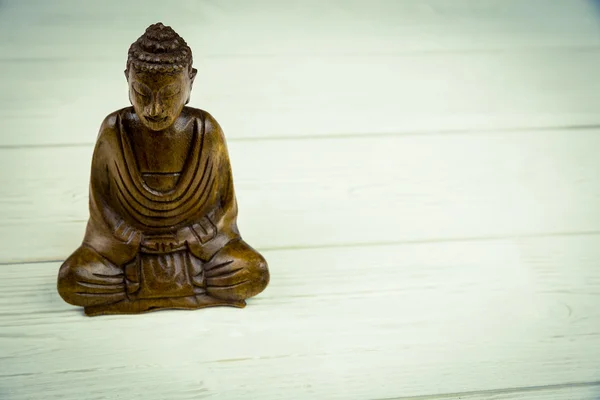 Buddha staty på ett bord — Stockfoto