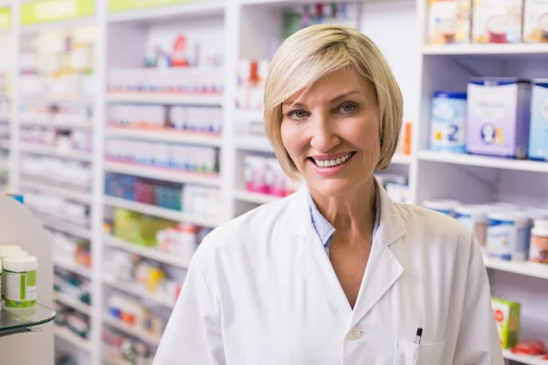 Farmacista sorridente alla macchina fotografica — Foto Stock