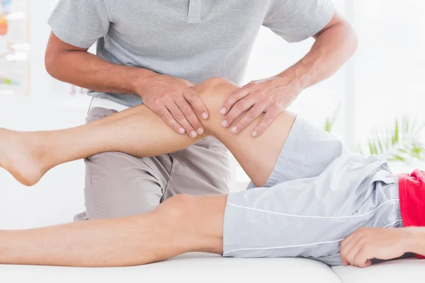 Man har ben massage — Stockfoto