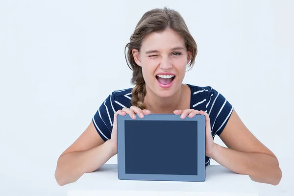 Frau zeigt Tablet-PC — Stockfoto