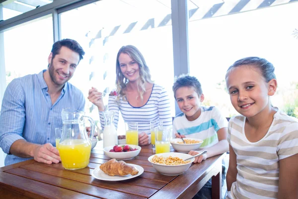 Lycklig familj som äter frukost tillsammans — Stockfoto