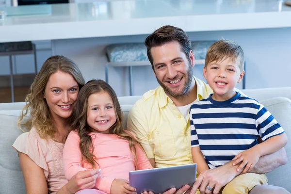 Família feliz no sofá juntos — Fotografia de Stock