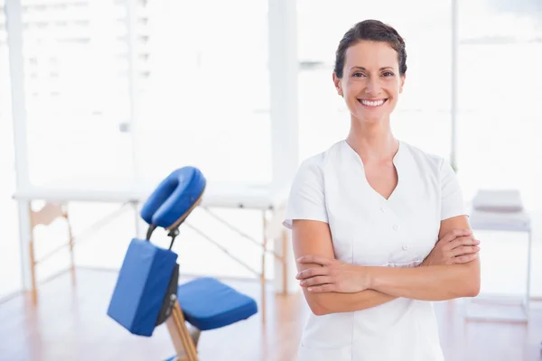 Therapist standing with arms crossed — Stock Photo, Image