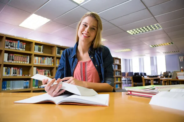 Student studuje v knihovně — Stock fotografie