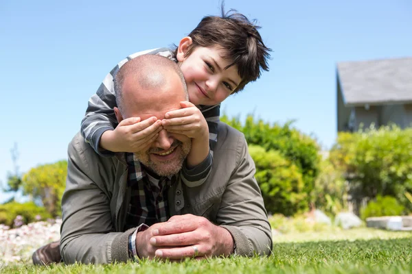 Vader en zoon hebben plezier — Stockfoto