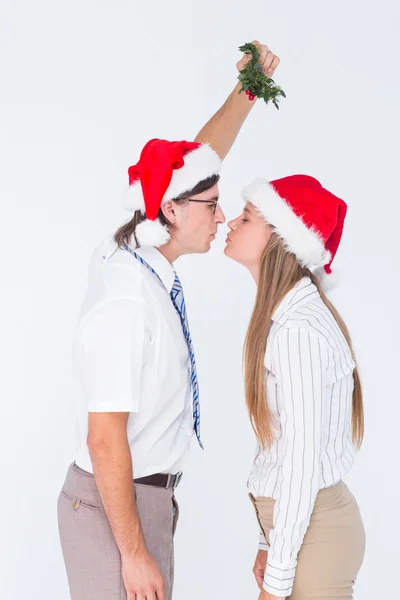 流行に敏感なヤドリギの下でキス — ストック写真