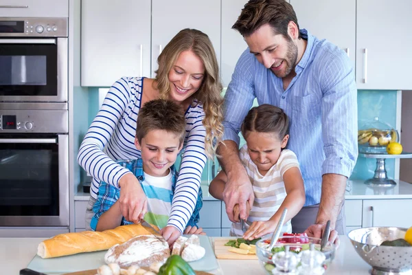 Famille heureuse préparant des légumes ensemble — Photo