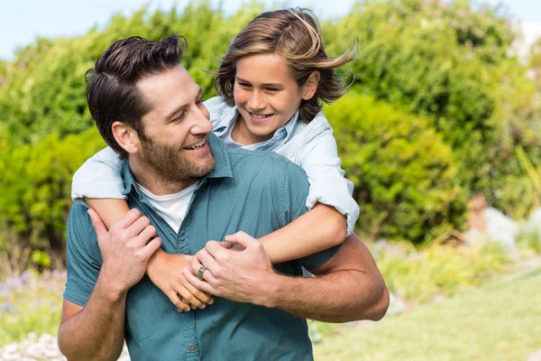 Pai e filho sorrindo um para o outro — Fotografia de Stock