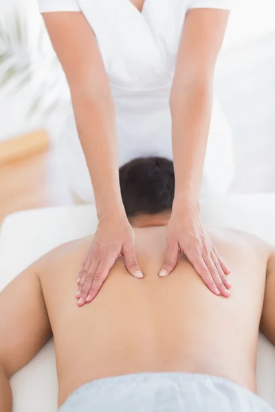 Физиотерапевт делает массаж спины пациентке — стоковое фото