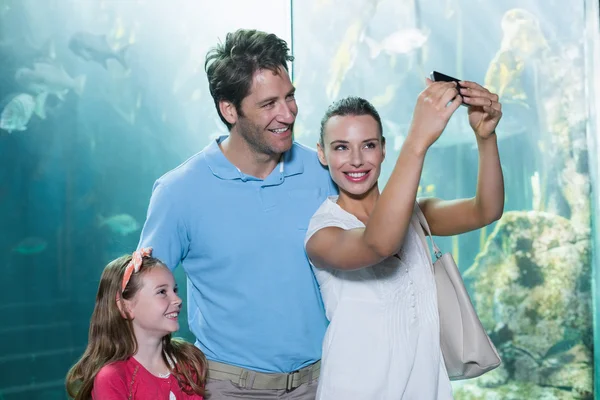 Gelukkige familie nemen een selfie — Stockfoto
