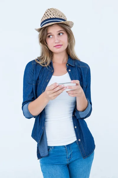 Frau schreibt SMS mit ihrem Smartphone — Stockfoto