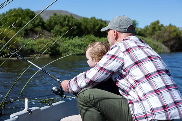 Hombre feliz pescando con su hijo —  Fotos de Stock