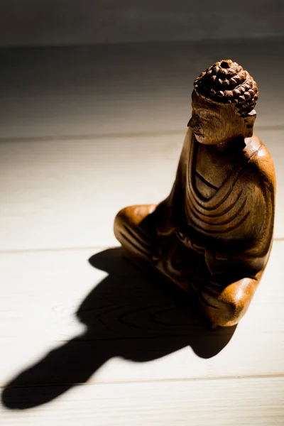 Buddha staty på ett bord — Stockfoto