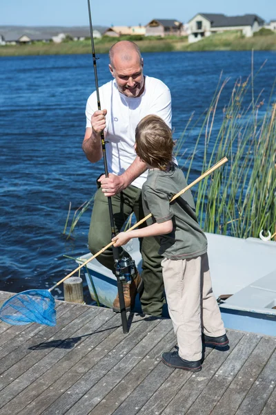 Homem feliz pesca com seu filho — Fotografia de Stock