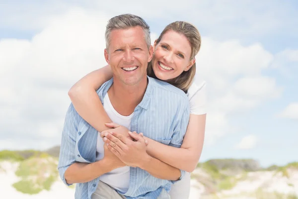 Glückliches Paar, das zusammen Spaß hat — Stockfoto