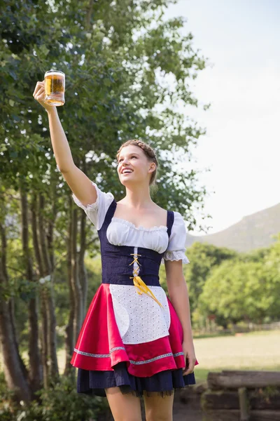 Hübsches Oktoberfest-Mädchen mit Bierflasche — Stockfoto