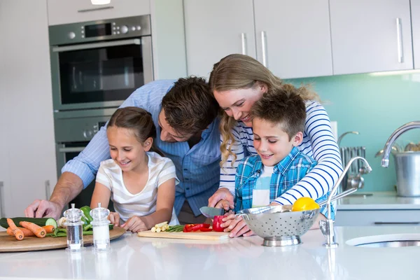 야채를 함께 준비 하는 행복 한 가족 — 스톡 사진