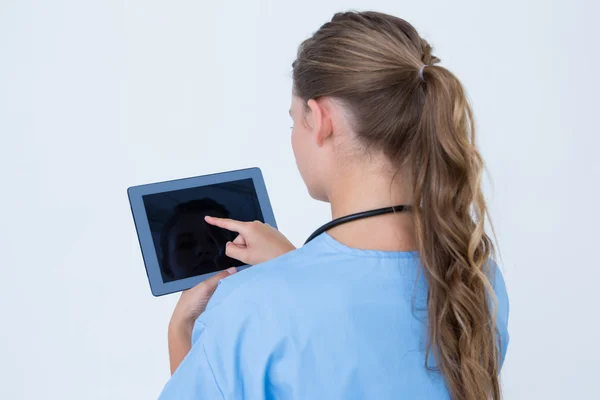 Vážné zdravotní sestra pomocí počítače tablet pc — Stock fotografie