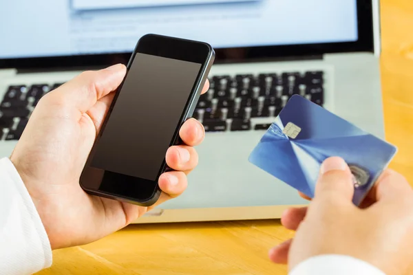 Man met smartphone voor online winkelen — Stockfoto