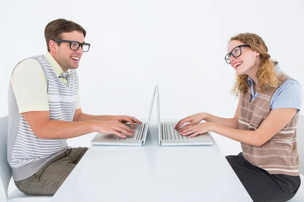 Geeky hipster paar met behulp van laptop — Stockfoto