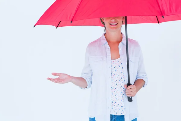 Femme tenant un parapluie — Photo