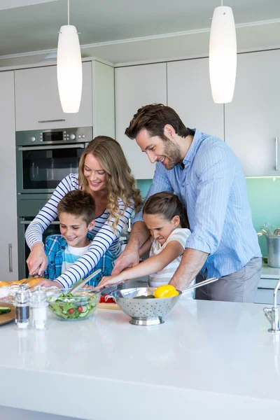 Famille heureuse préparant des légumes ensemble — Photo