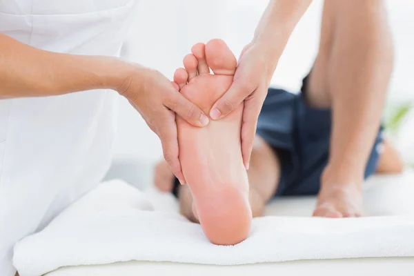 Homme ayant massage des pieds — Photo