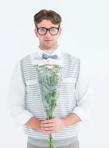 Geeky hipster che offre mazzo di fiori — Foto Stock