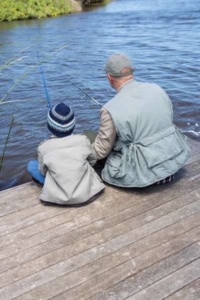 Ojciec i syn wędkowanie nad jeziorem — Zdjęcie stockowe
