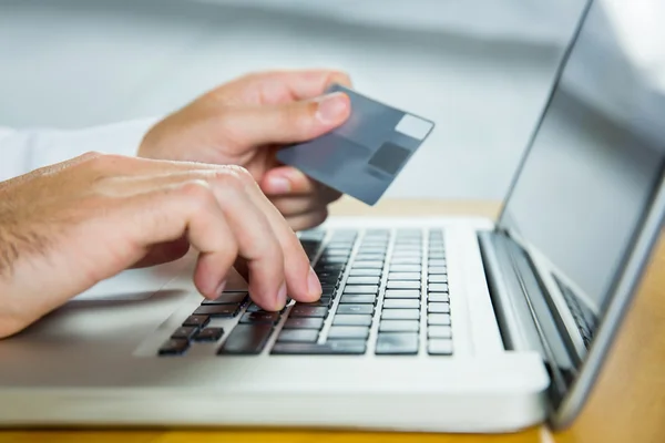 Man met laptop voor online winkelen — Stockfoto