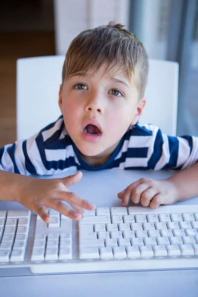 Petit garçon utilisant un ordinateur — Photo