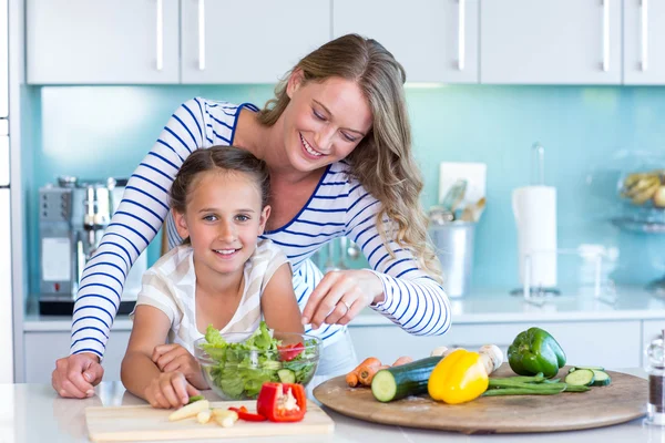 Lycklig familj förbereder lunch tillsammans — Stockfoto