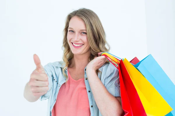 Frau hält Einkaufstüten in der Hand — Stockfoto