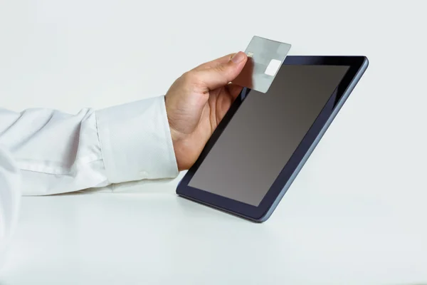 Man met Tablet PC voor online winkelen — Stockfoto